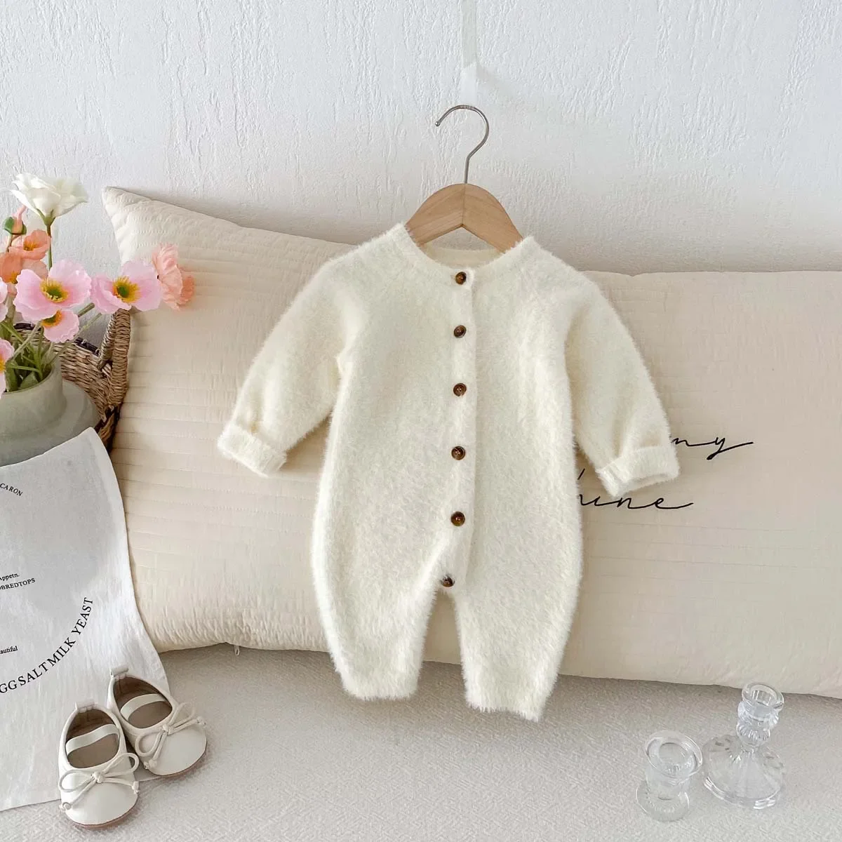 New Baby Clothing Plush Rompers 2024 Autumn and Winter New Boys Girls Baby Knitted Solid Color Simple Long Sleeved Rompers