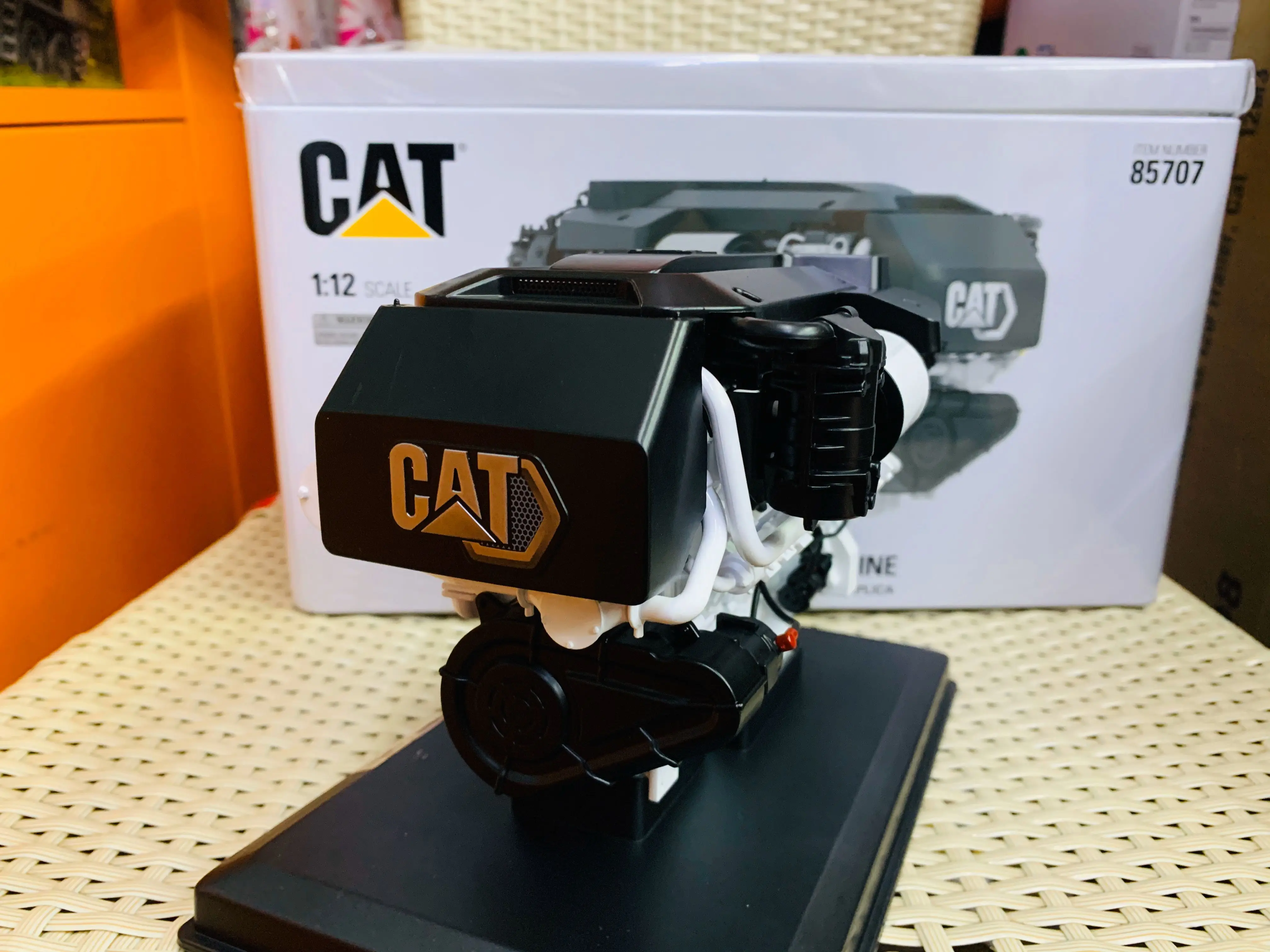 Brinquedo de liga em escala 1/25, modelo de engenharia dm c32b, motor marinho, caminhão, escavadeira, presente de aniversário de menino, decoração de cena fundida # 85707