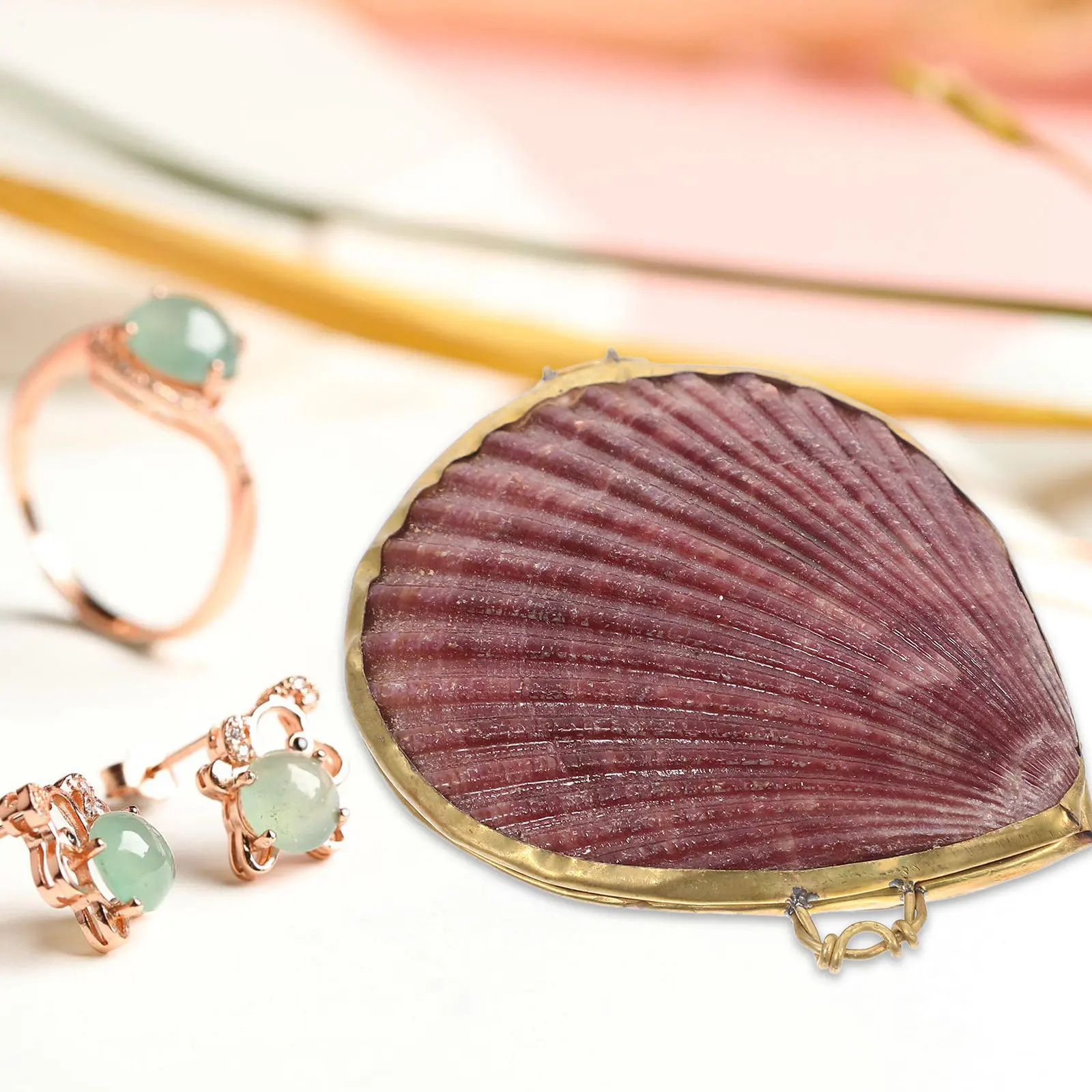 

Stylish Mini Jewelry Storage Box in Shell Shape for Ring Earrings Pendant Collection Lightweight Case Gift Box Decorative