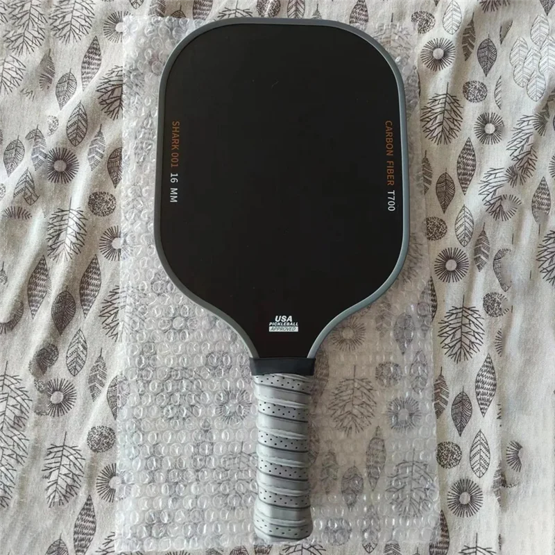 

T700 Углеродное волокно Pickleball Поверхность весла 16 мм PP Сотовый сердечник Улучшенная мощность и управление Противоскользящая ручка Весло