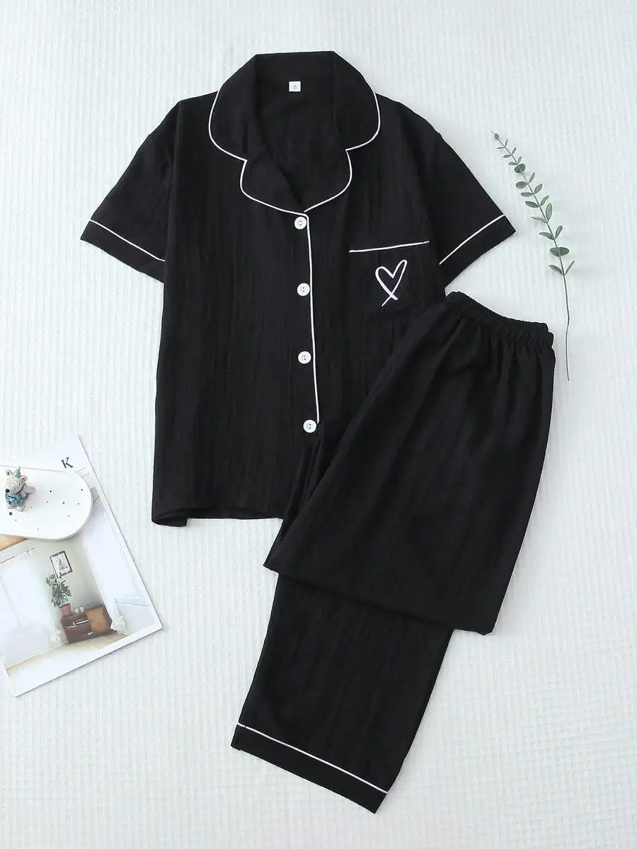 

Женский черный пижамный комплект в рубчик с контрастной отделкой, вышивкой в виде сердца и застежкой на пуговицах