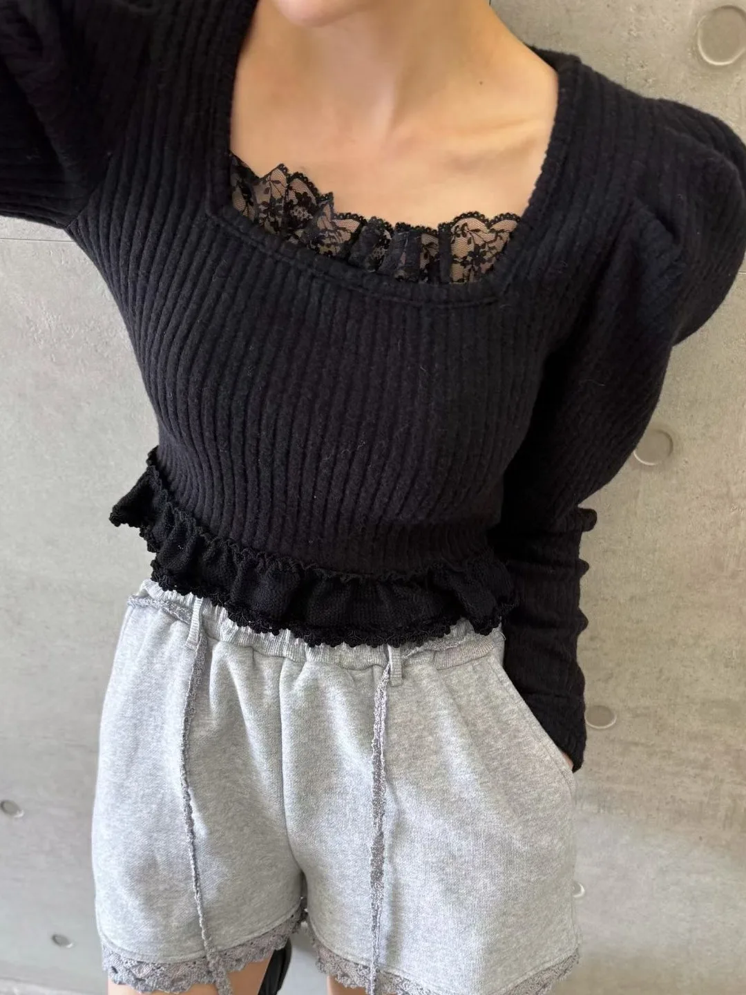 Faionable Lace Splice Long Sve T-shirt da donna Or Design Sense Youthful Colletto quadrato Chic Autunno Versatile Top