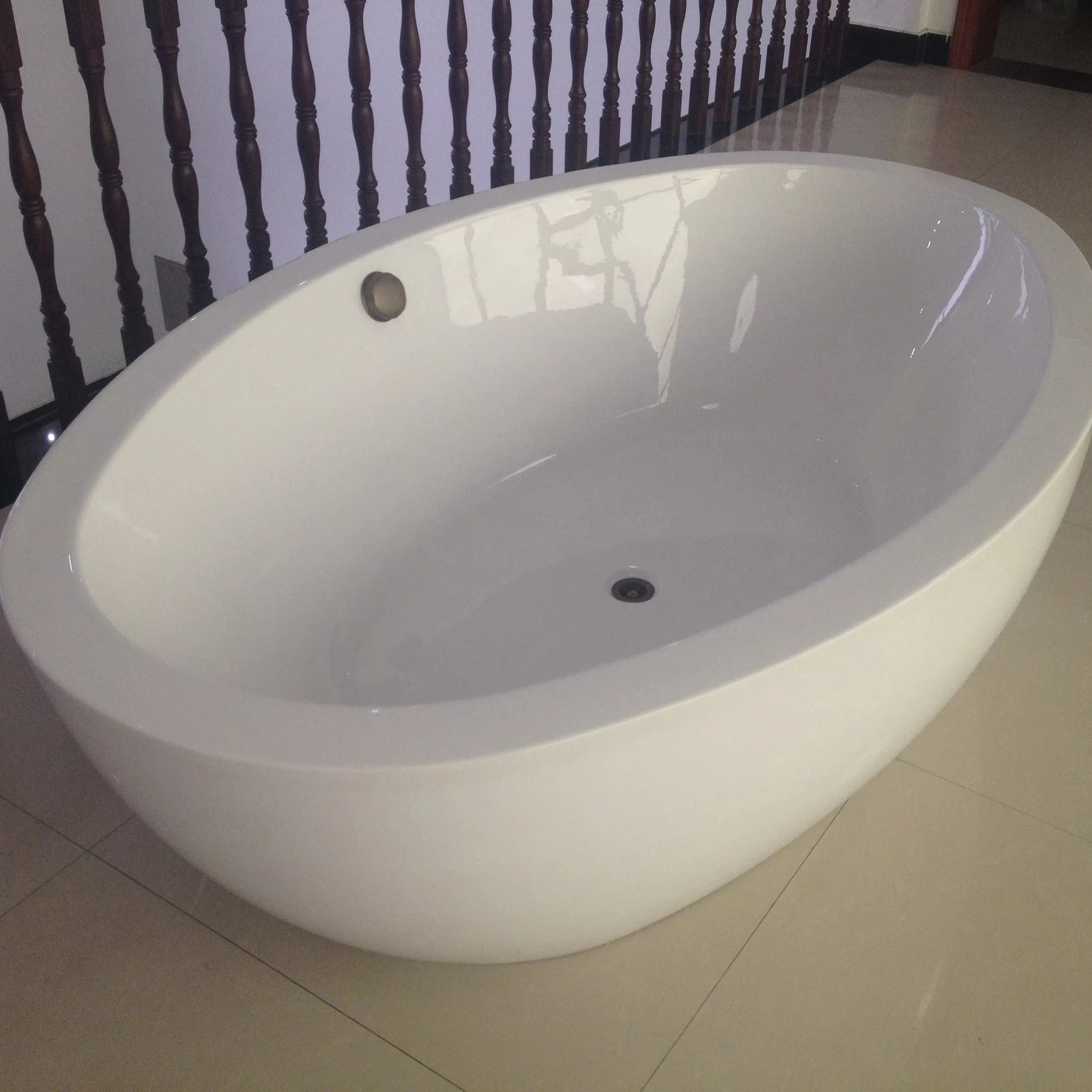 Modern Eco-Friendly Glossy White Pure Acrylic Oval Freestanding Bath Tub with Air Massage & Drainer Soaking Bathtub Accessory