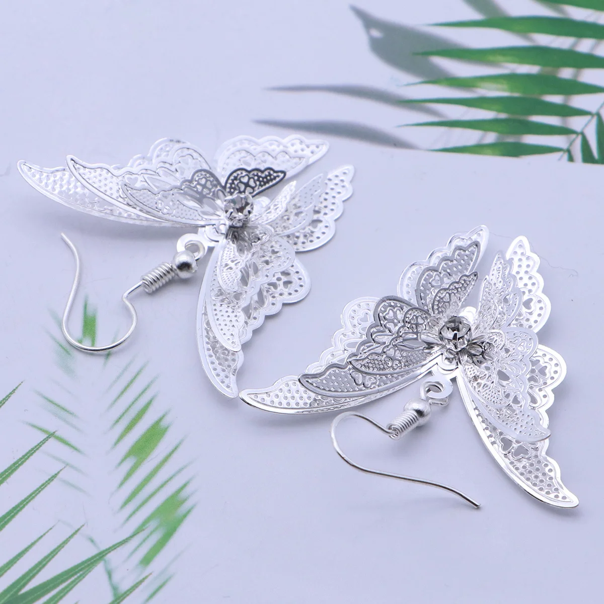 ต่างหูรูปผีเสื้อสีเงินหรูหราสำหรับผู้หญิง เครื่องประดับแฟชั่น ของขวัญสำหรับวันหยุด งานเลี้ยง วันครบรอบ ต่างหูสุดหรู