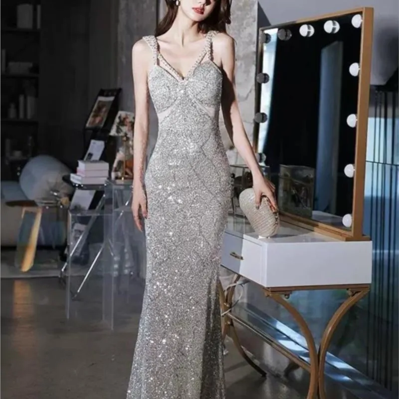 

The grand and elegant fishtail design is a dignified glittering halter dress for host's banquet