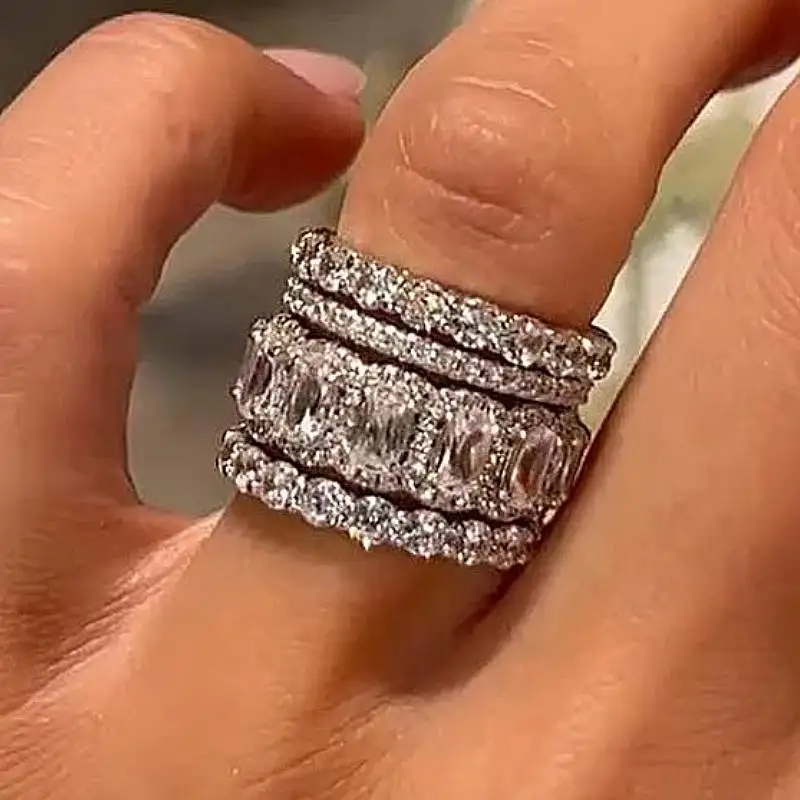 Huitan 4-teiliges Set Elegante Damenringe mit Funkelnden Zirkonia Luxuriöse Party- und Hochzeits-Accessoires Schicker Schmuck für Vielseitige Anlässe