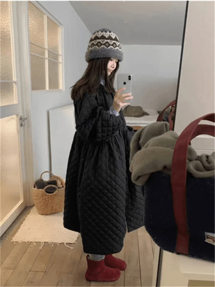 Jaqueta Feminina de Algodão Acolchoada de Comprimento Médio com Padrão Diamante, Nova Coleção de Inverno Dongda Gate, Casaco de Algodão Exclusivo Super Bonito