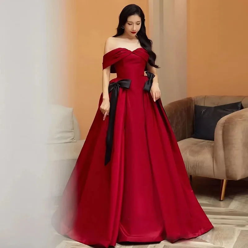 

One line shoulder toasting new elegant red dress