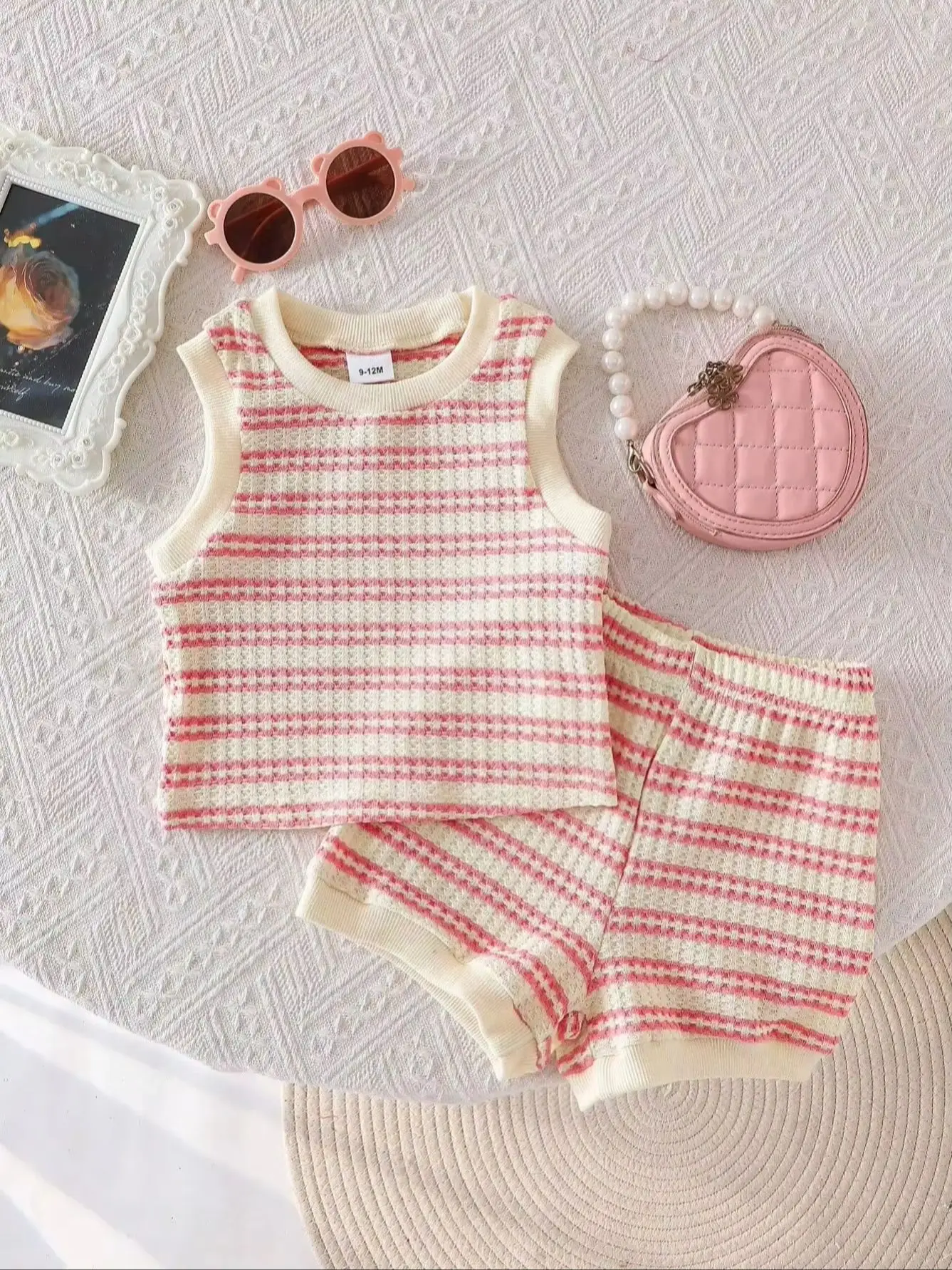 Zweiteiliges Set für Babymädchen: gestreifte, atmungsaktive Wollweste und Shorts im süßen und coolen Stil, niedlich und elegant, geeignet für – Detail 1