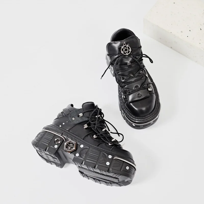 Stivali Stringati: La Scelta Perfetta per lo Stile Punk e Gothic