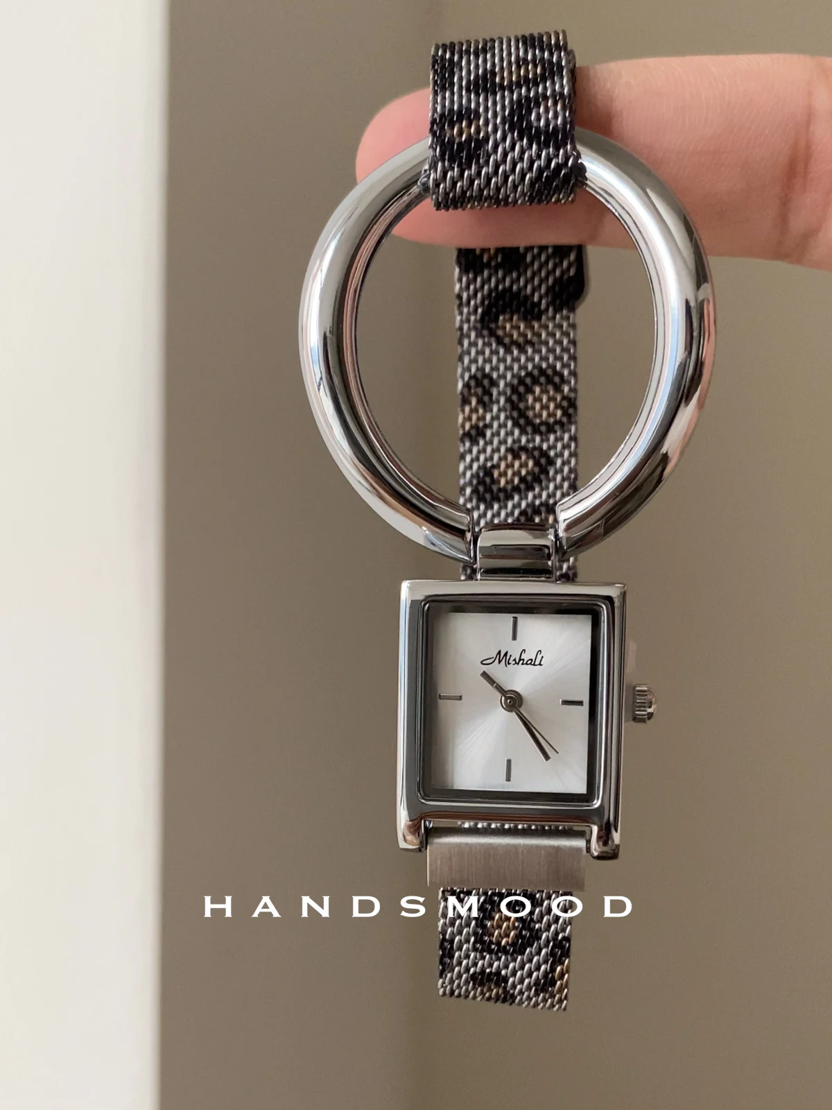 ساعة يد نسائية أنيقة بقرص مربع أنيق وحزام مغناطيسي بطبعة جلد الفهد. هدية مثالية لصديقتك.