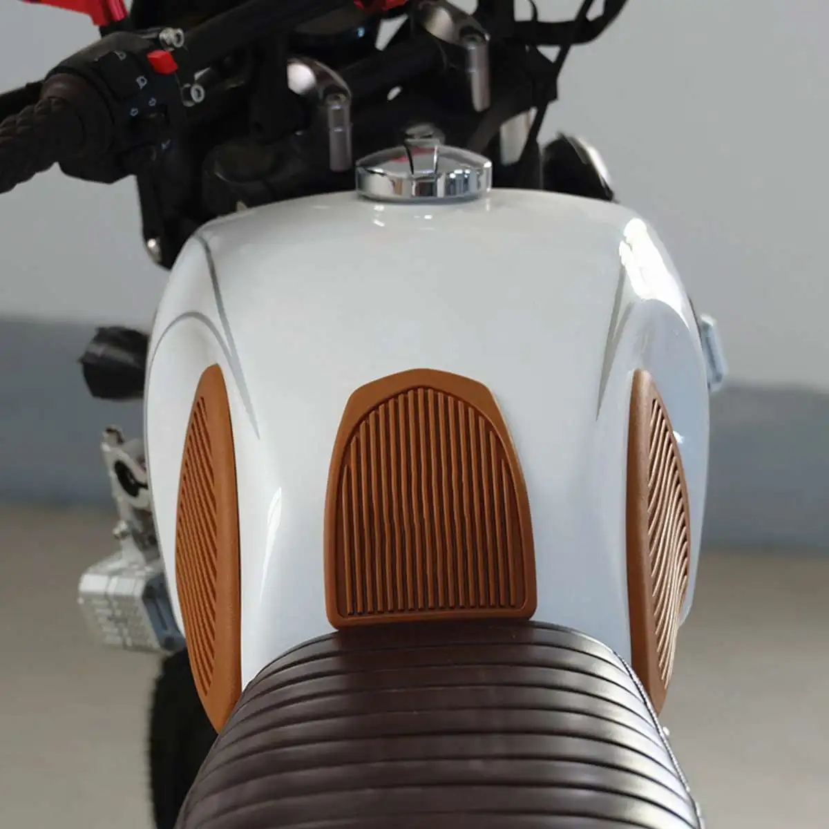 

Motorcycle Tank Pad Cafe Racer Fuel Tank Knee Pad Protector Sticker Stripes Decal Motorbike Traction Pad 3Pcs/set Rubber Retro