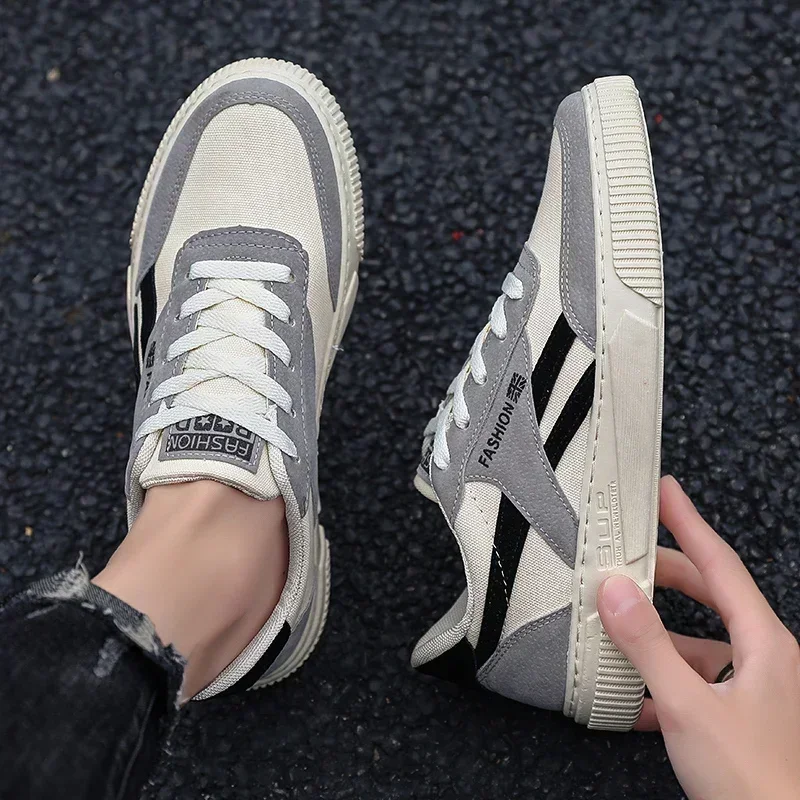 Buty męskie 2025 buty męskie oddychające siatkowe buty do biegania na świeżym powietrzu trawa Walking Gym męskie trampki Zapatillas Hombre