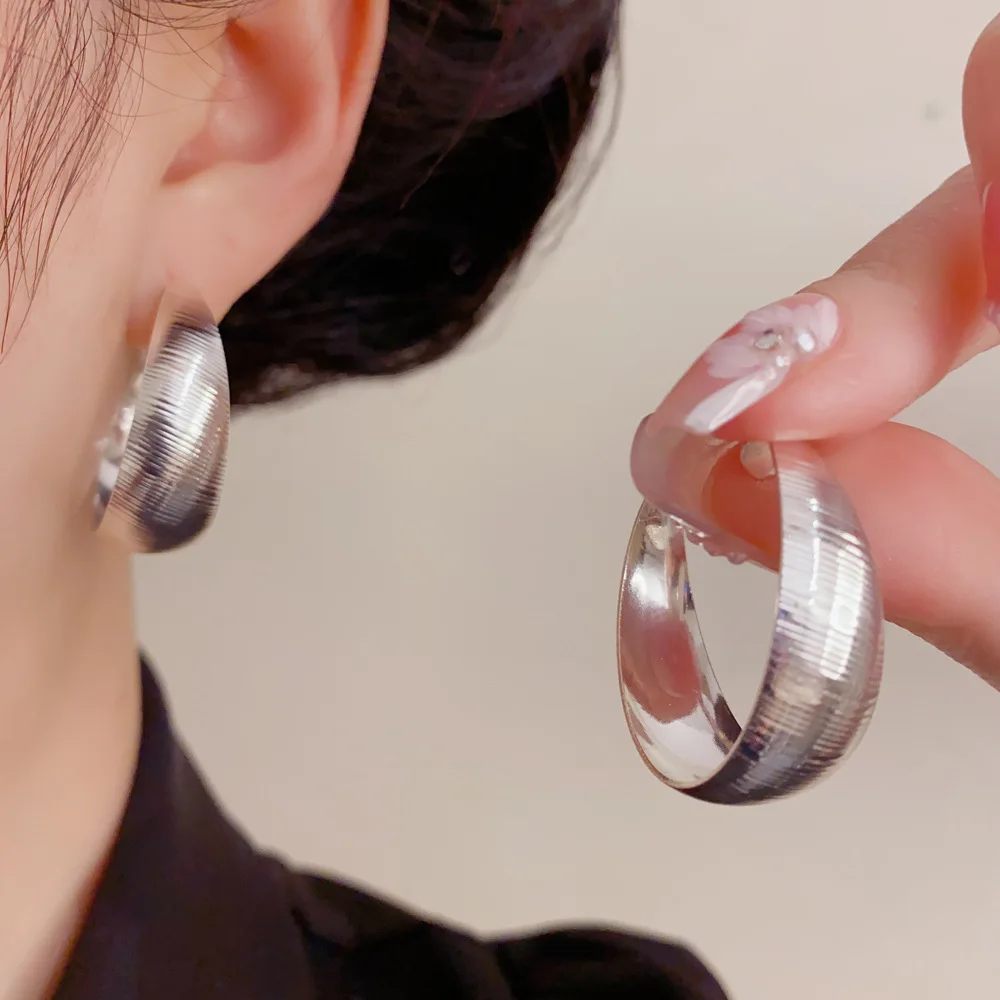 brincos-femininos-de-metal-com-textura-exagerada-e-listras-design-simples-sensacao-de-luxo-estilo-frio-joias-da-moda