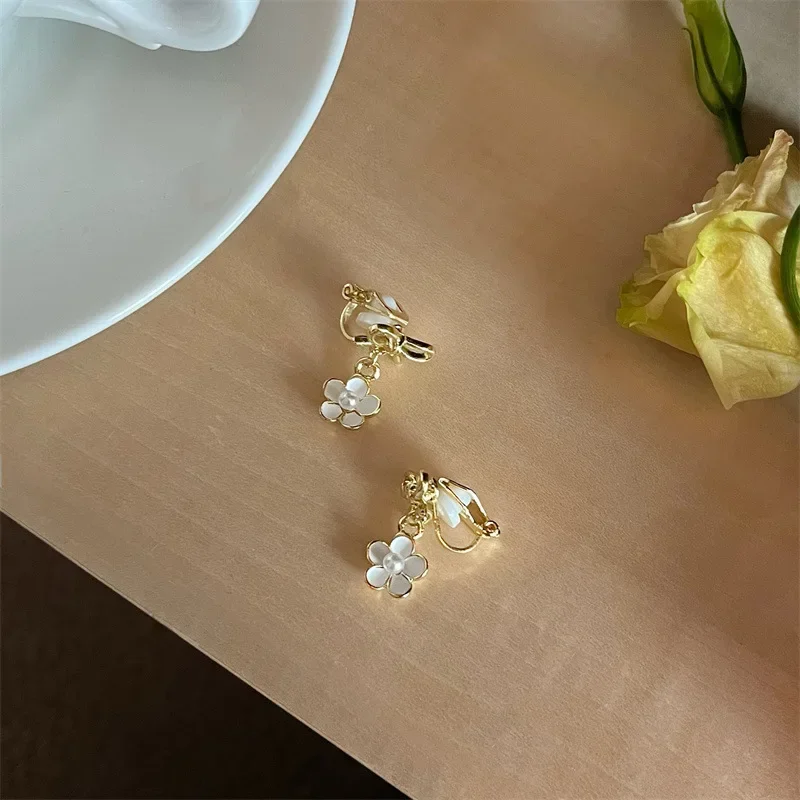 Réinitialisation de fleur de petit nœud coréen pour femme, boucles d'oreilles sans trous, mini clip d'oreille fleur blanche, fausse boucle d'oreille piercing, tendance 2022