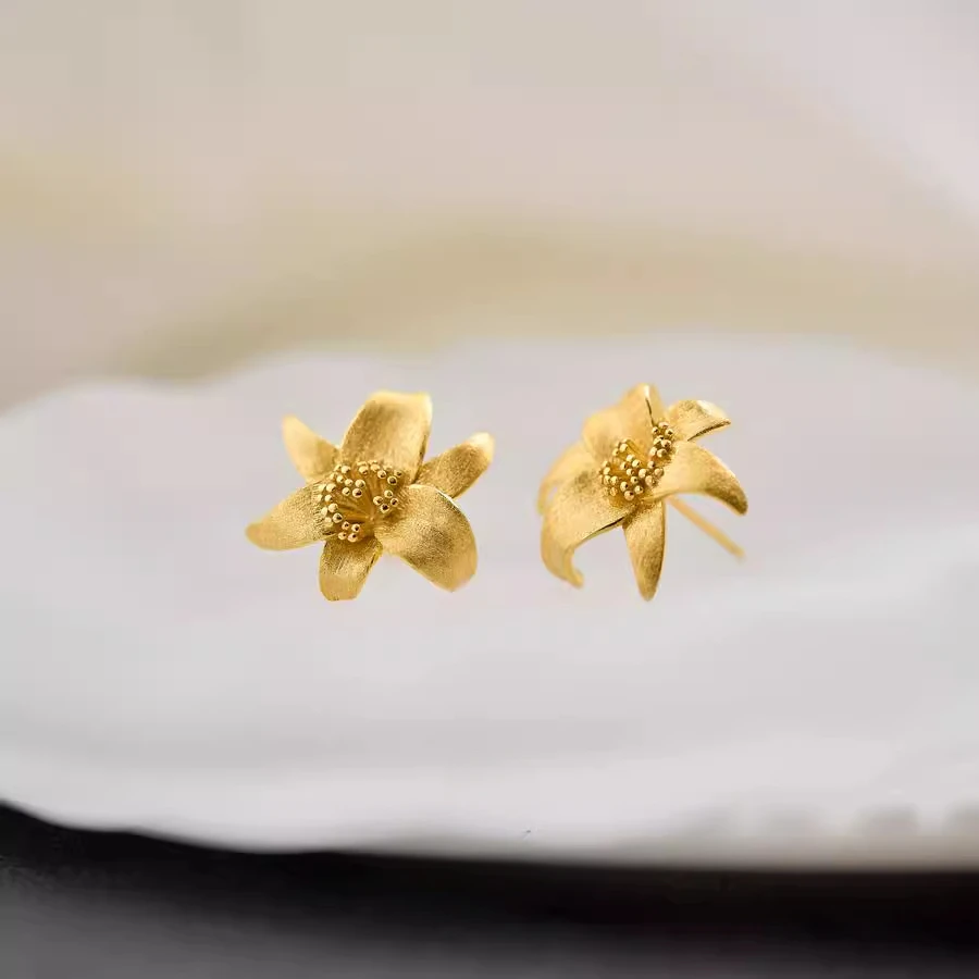 

Серьги-гвоздики в форме цветущего цветка из стерлингового серебра, женские серьги, позолоченные, осенне-зимние, высококачественный темперамент