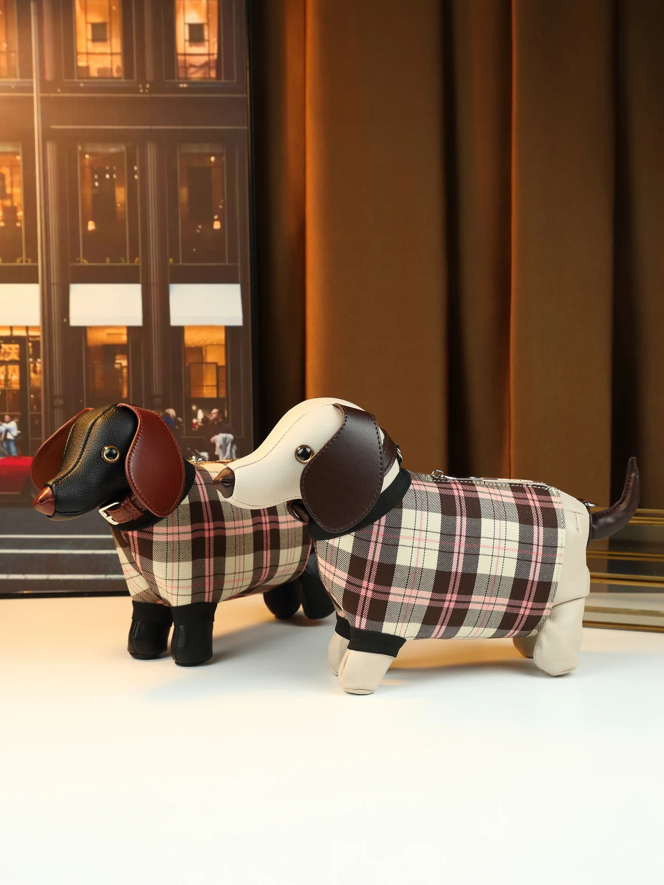 

Симпатичная женская сумка-мессенджер в форме таксы, креативный дизайн с милым мультяшным изображением питомца.