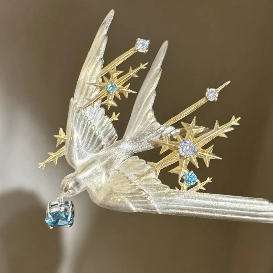 Original design swallow bird brooch  Lanbao three-dimensional  exquisite high-end brooch for women