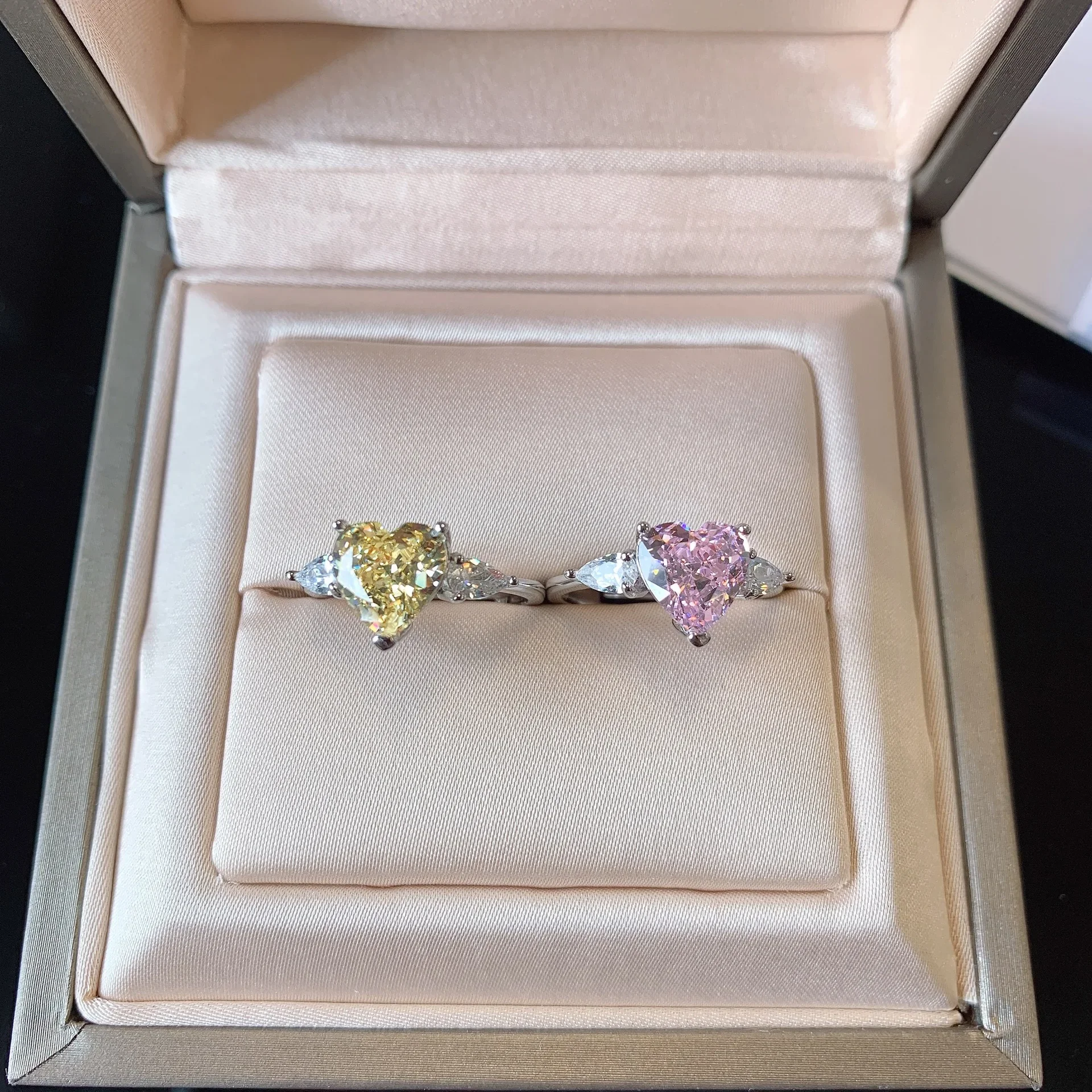 S925 Silver Fashion Retro Women's Ring High Carbon Diamond Radian Cut 8 * 8 Live Wedding Ring