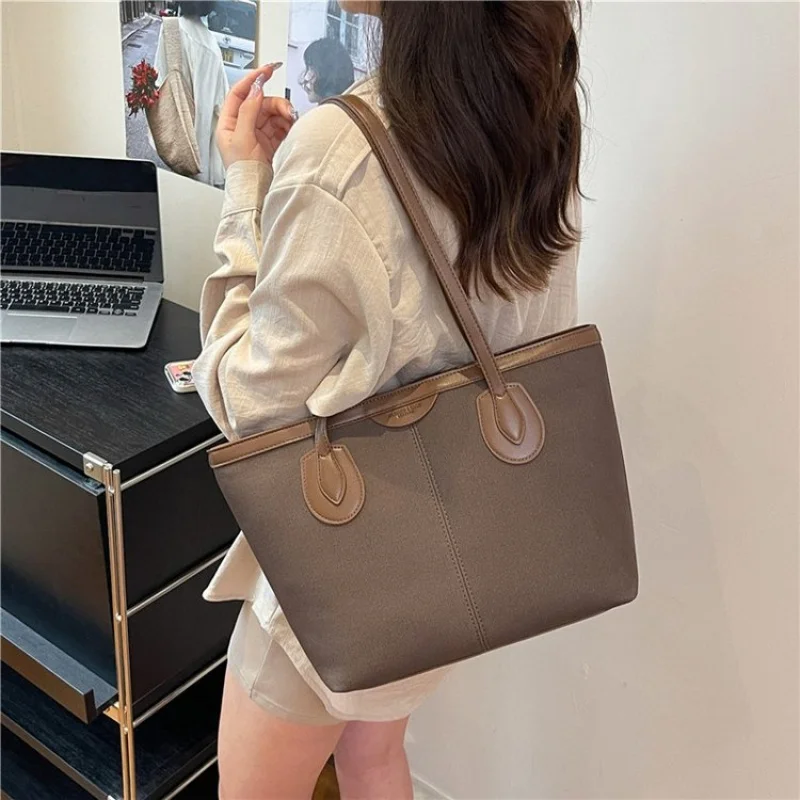 

Classic Leather Tote Bag For Ladies, High-Quality Handbag With Shoulder Feature, Luxury Designer Elegant Touch