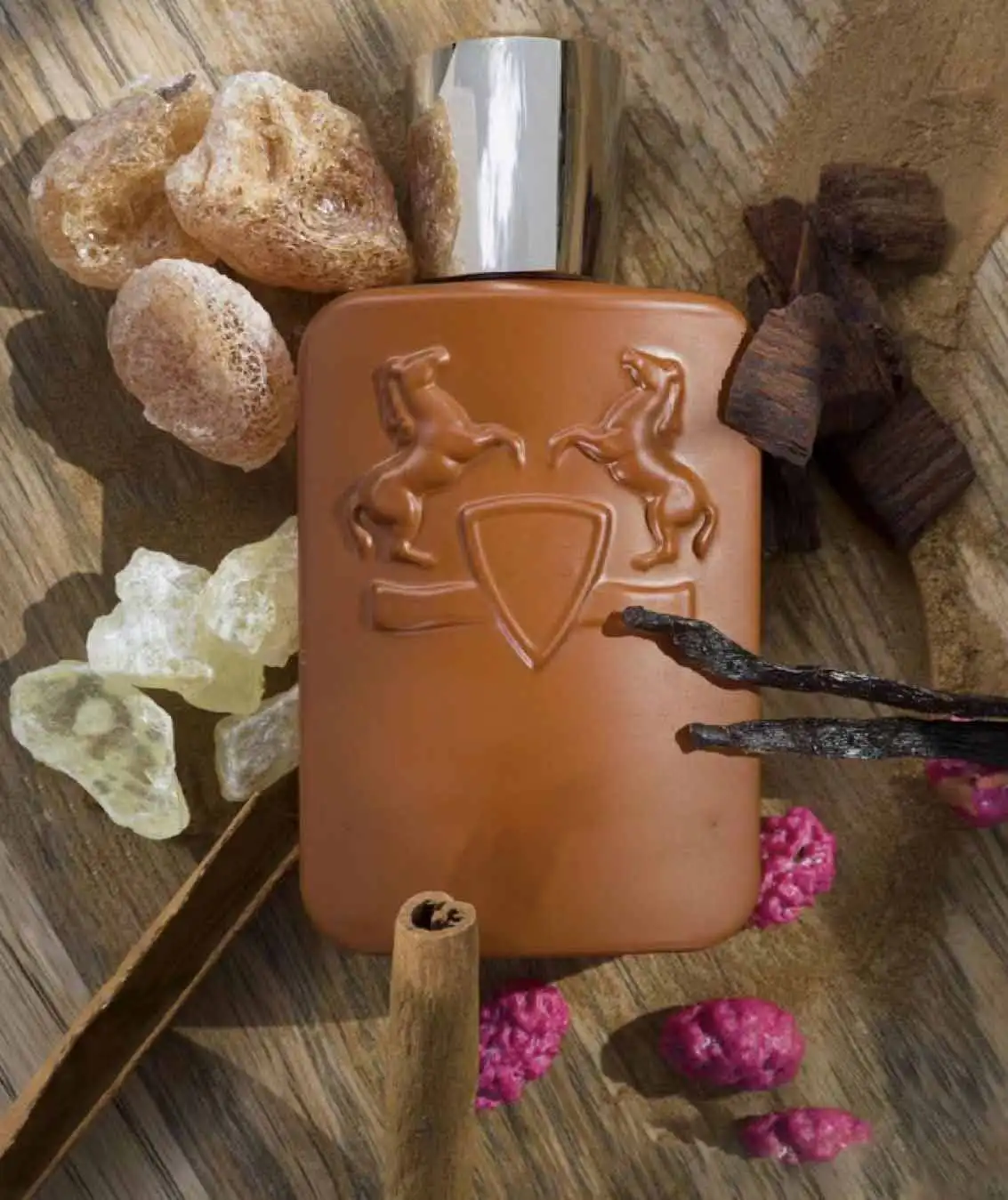 Al'thr combina la cálida vainilla Bourbon y el ámbar, una tonalidad oscura que interprela la elegancia y la textura de alta gama de Francia.