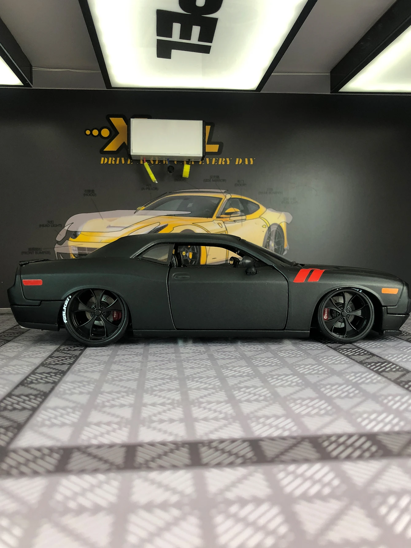 Maisto 1:24 simulação liga de zinco Dodge 2008 Challenger modelo de carro, ornamento estático, carro de presente colecionável de metal