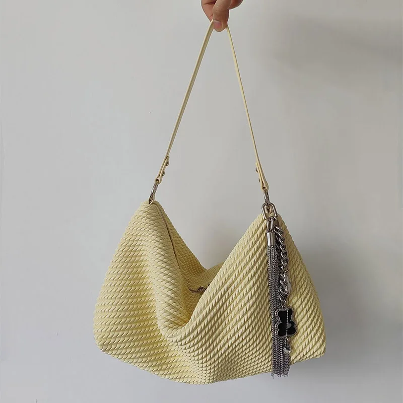 Nuevo bolso de mano de piel sintética suave a la moda europea y americana, diseño de textura plisada para mujer, bolso con cadena simple para ir al trabajo en las axilas
