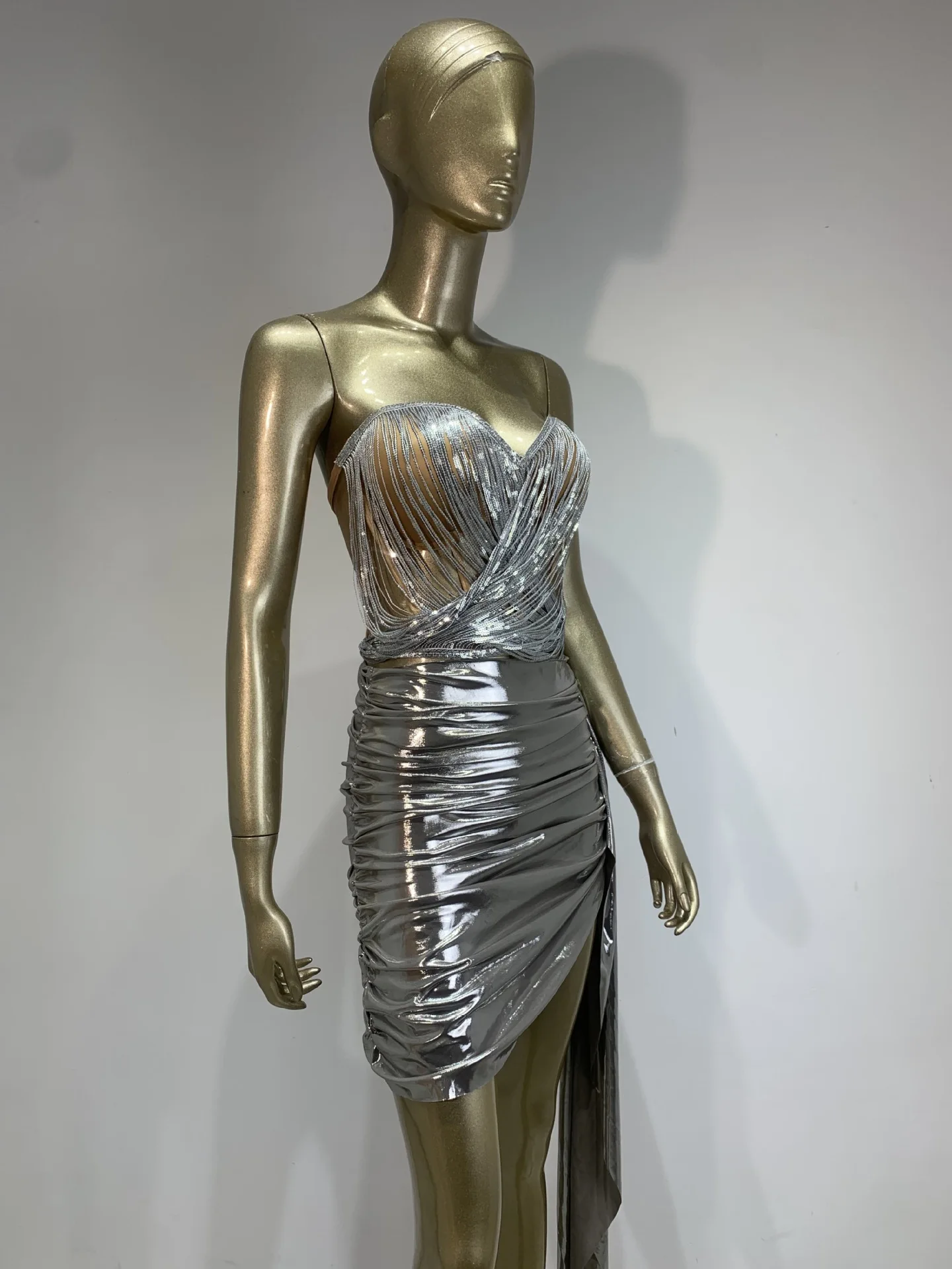 ผู้หญิงหรูหราชุดปาร์ตี้ Silver Strapless Bustier Top และกระโปรงมินิผลกําไรในรอบ 2 ชิ้นชุดชุดราตรีไนท์คลับเครื่องแต่งกาย