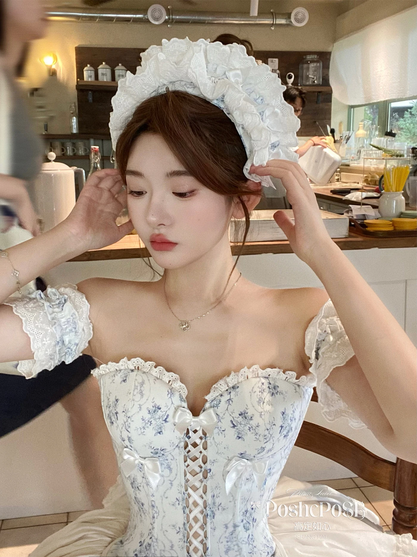 مجموعة تنورة ذات ثنيات علوية بدون أكمام على شكل فيونكة من الدانتيل الحلو بطباعة عتيقة تتضمن عصابة رأس + إكسسوار للرقبة + سوار