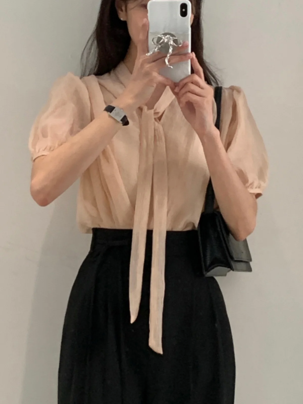 بلوزة نسائية صيفية من الشيفون الرقيق بتصميم فضفاض وربطة عنق على شكل V