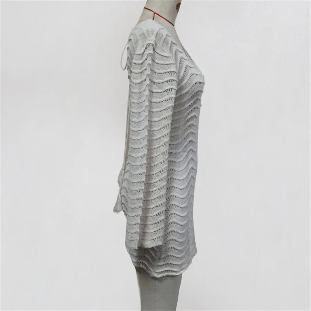 Langärmliges, ausgeschnittenes, V-Ausschnitt, gehäkeltes, gestricktes Tunika-Strandkleid, Strandmode, Damen-Strandkleid, Strand-Cover-up, Damen V7583 – Detail 14
