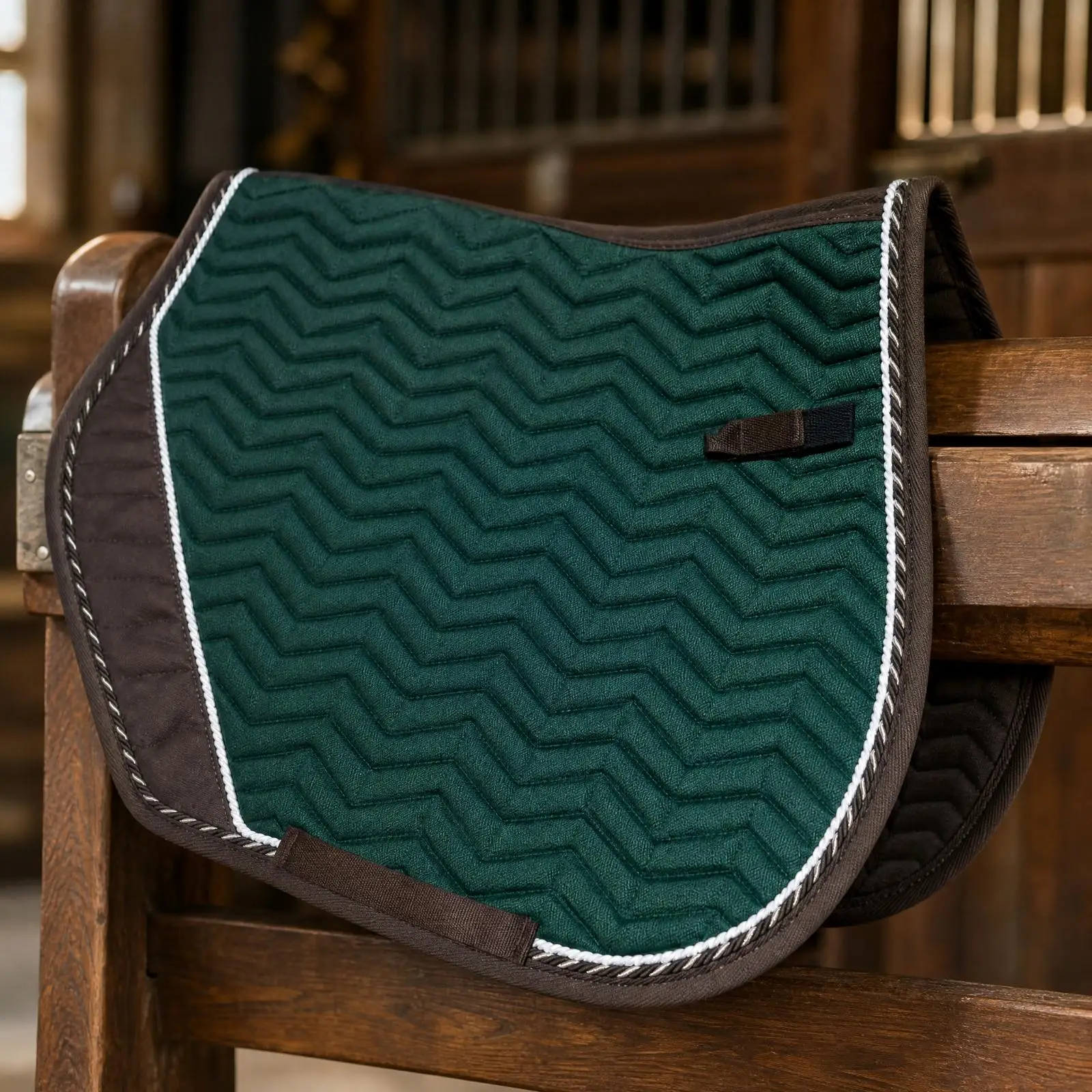 tapis-de-selle-matelasse-avec-sangles-de-fixation-tapis-de-selle-matelasse-a-motifs-en-zigzag-respirant-et-evacuant-l’humidite-ideal-pour-les-cavaliers-et-les-pratiquants-d’equitation