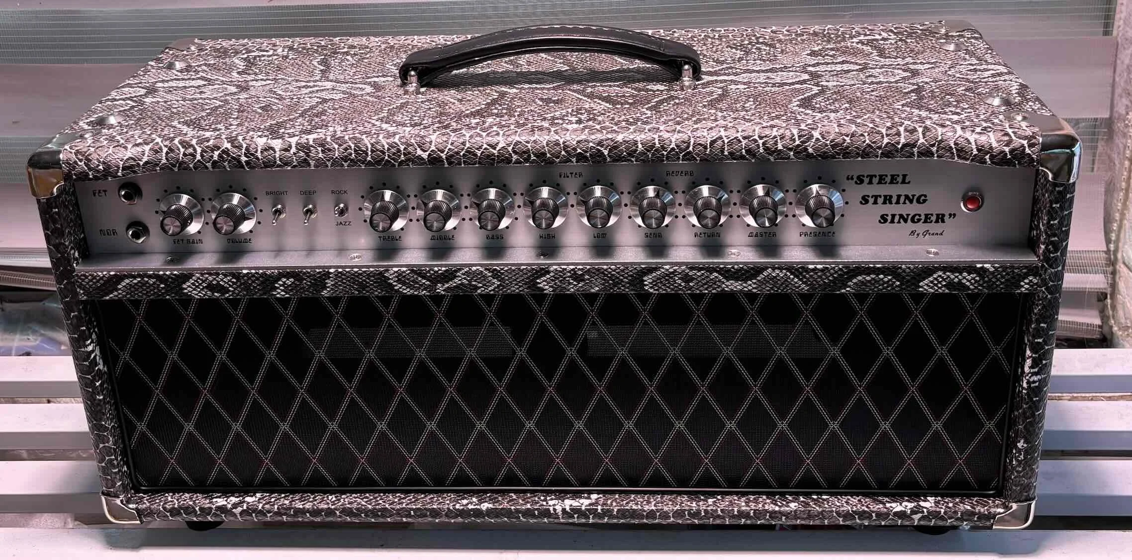 

Изготовленный на заказ усилитель Fantes, трубчатый гитарный усилитель с ручным проводом, махильный тон, стальная струнная певица из нержавеющей стали со змеей tolex, акция на Рождество