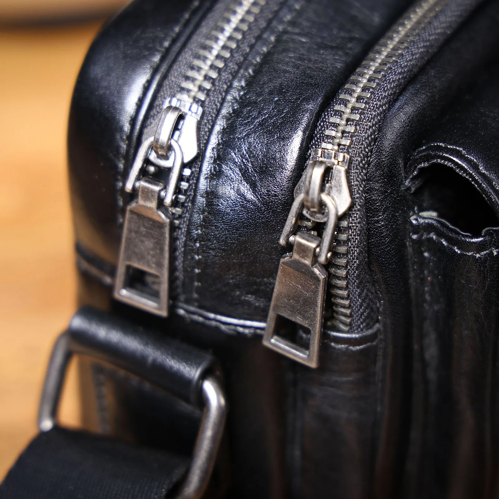 Echte Leder-Brusttasche für Herren, Casual-Umhängetasche aus Rindsleder, Modische Handyhülle, Pflanzlich gegerbtes, gerafftes Leder – Detail 14