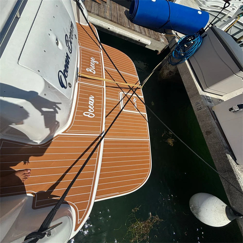 แผ่นรองพื้นเรือ Sea Ray Sundancer 400 ปี 1998-1999 สำหรับพื้นที่อาบน้ำและห้องนักบิน ทำจากวัสดุ EVA ลายไม้สัก แบบ SeaDek Gatorstep ติดตั้งง่ายด้วยกาวในตัว d8m5dg4