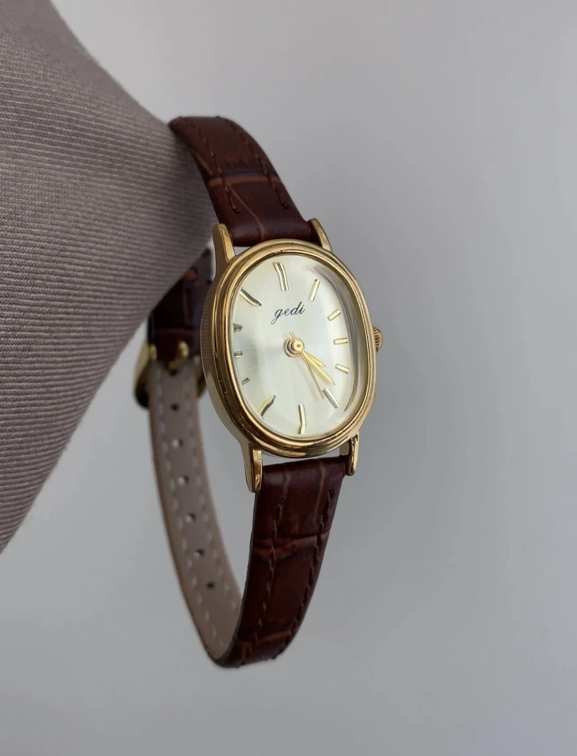 RetroBrownAndGold Oval Dial Stylish And Sophisticated Versatile Women'S Watch With Leather Strap HighQuality Women'S Wristwatch.