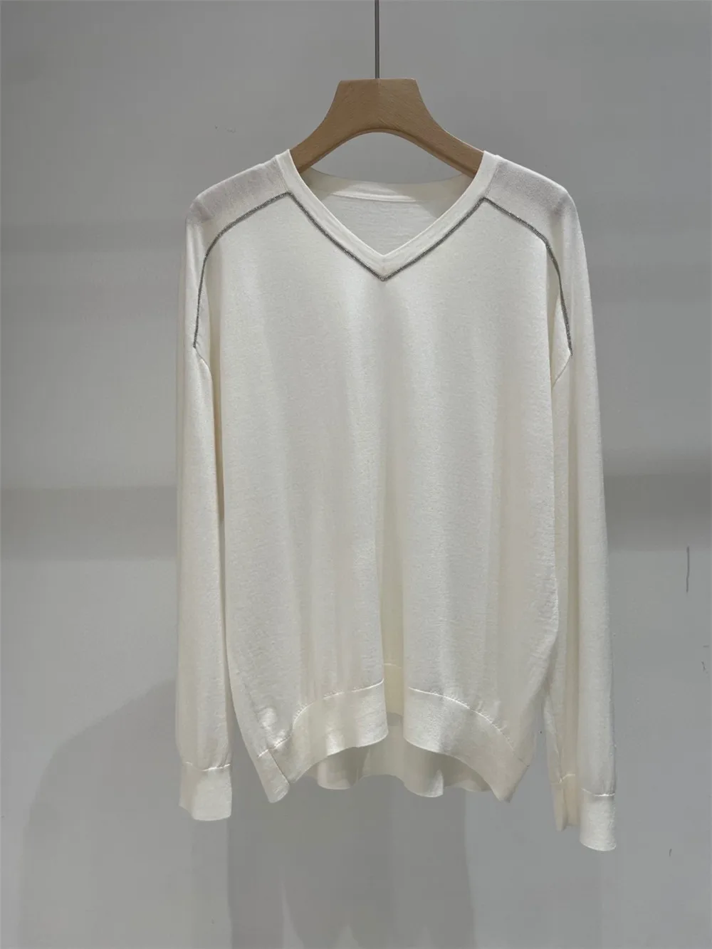 25 春夏の新 V ネック長袖ニットビーズチェーンファッション多用途トップ女性のための