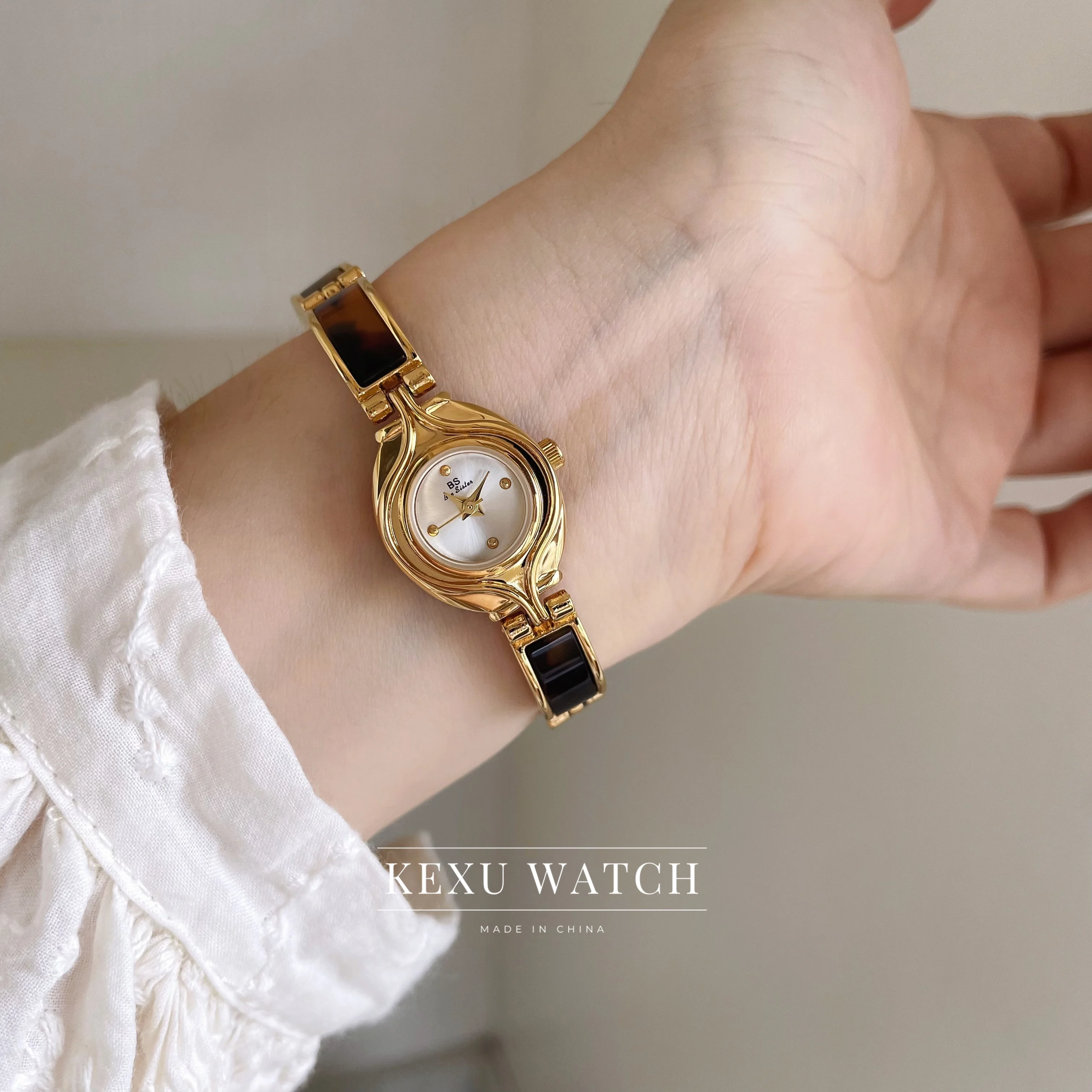 BS Watch Relógio feminino com pulseira redonda de inspiração vintage com mostrador dourado/branco, delicado relógio acrílico marrom para mulheres