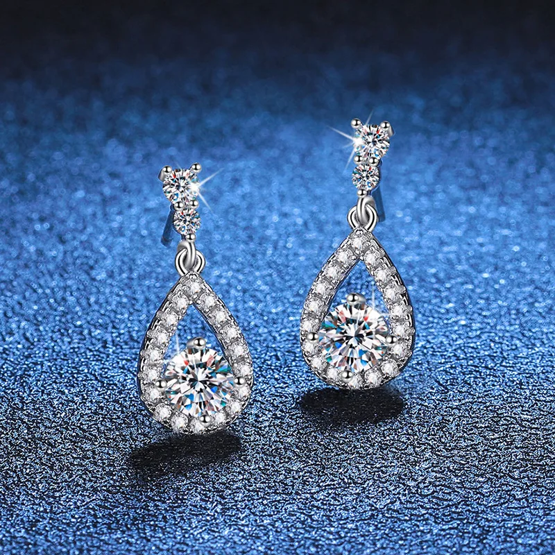 D color moissanite earrings high-end light luxury fashion earrings 50 points moissanite atmospheric earrings platinum PT950 mark