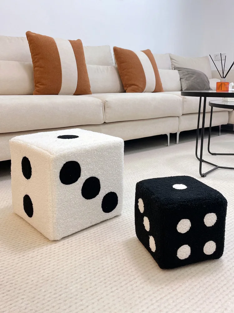 

Dice living room floor decoration, sofa next to the door, creative soft decoration, good home furnishings, new home decoration