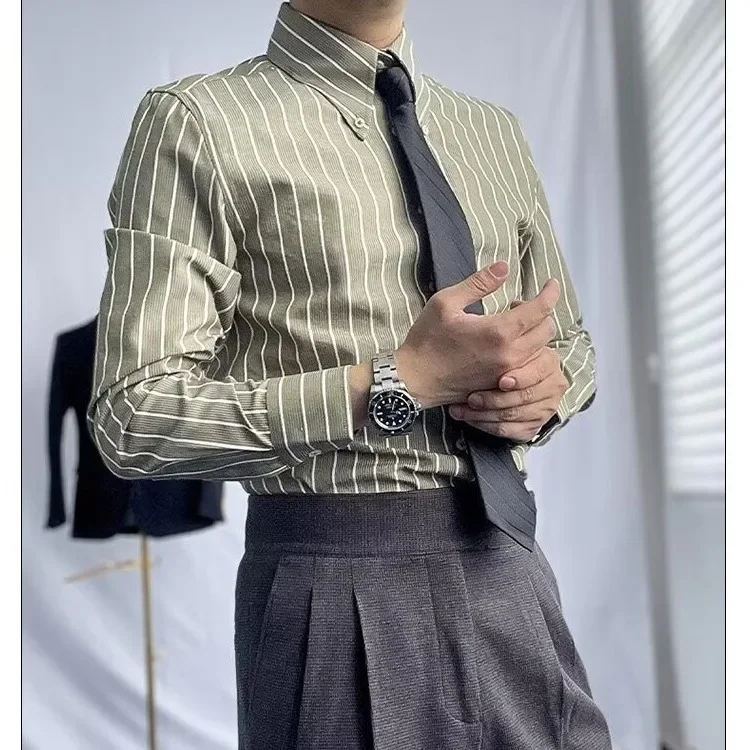 قميص مخطط بأكمام طويلة بقصة ضيقة للرجال، كاجوال على الطراز الكوري، خالي من الحديد، قميص صيفي عصري للرجال