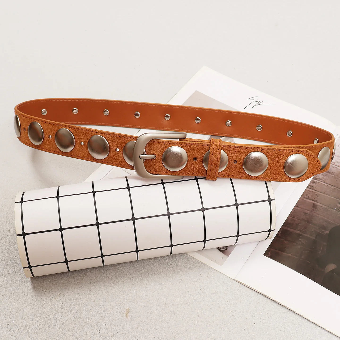 

Замшевый женский ремень, индивидуальные джинсовые аксессуары, пояс с заклепками, винтажный нишевый дизайнерский модный студенческий ремень в стиле панк