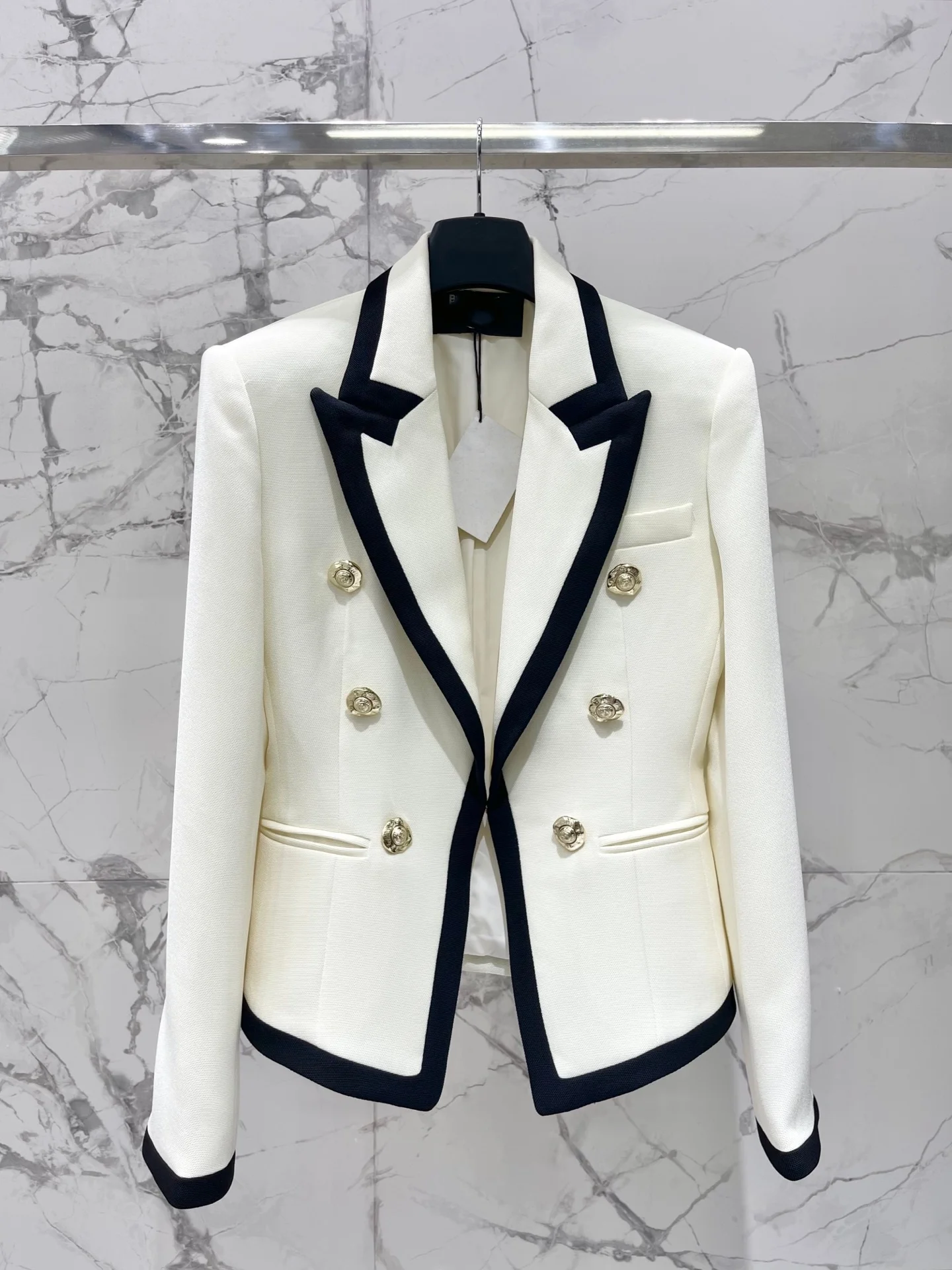 2026 color-matching binding + double-button design. The slim-fit style highlights your figure and gives a professional look. It