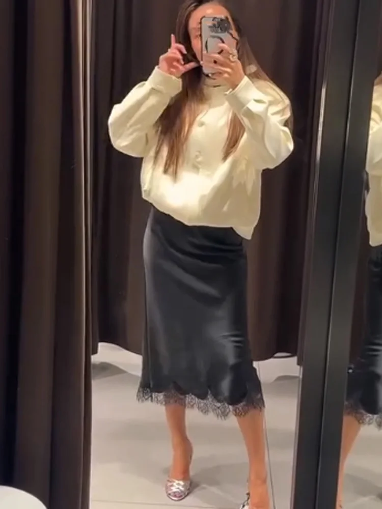 Letni damski komplet: czarny satynowy top na ramiączkach z koronkowymi zdobieniami, bez rękawów, z dekoltem w serek i odkrytymi plecami + midi spódnica.