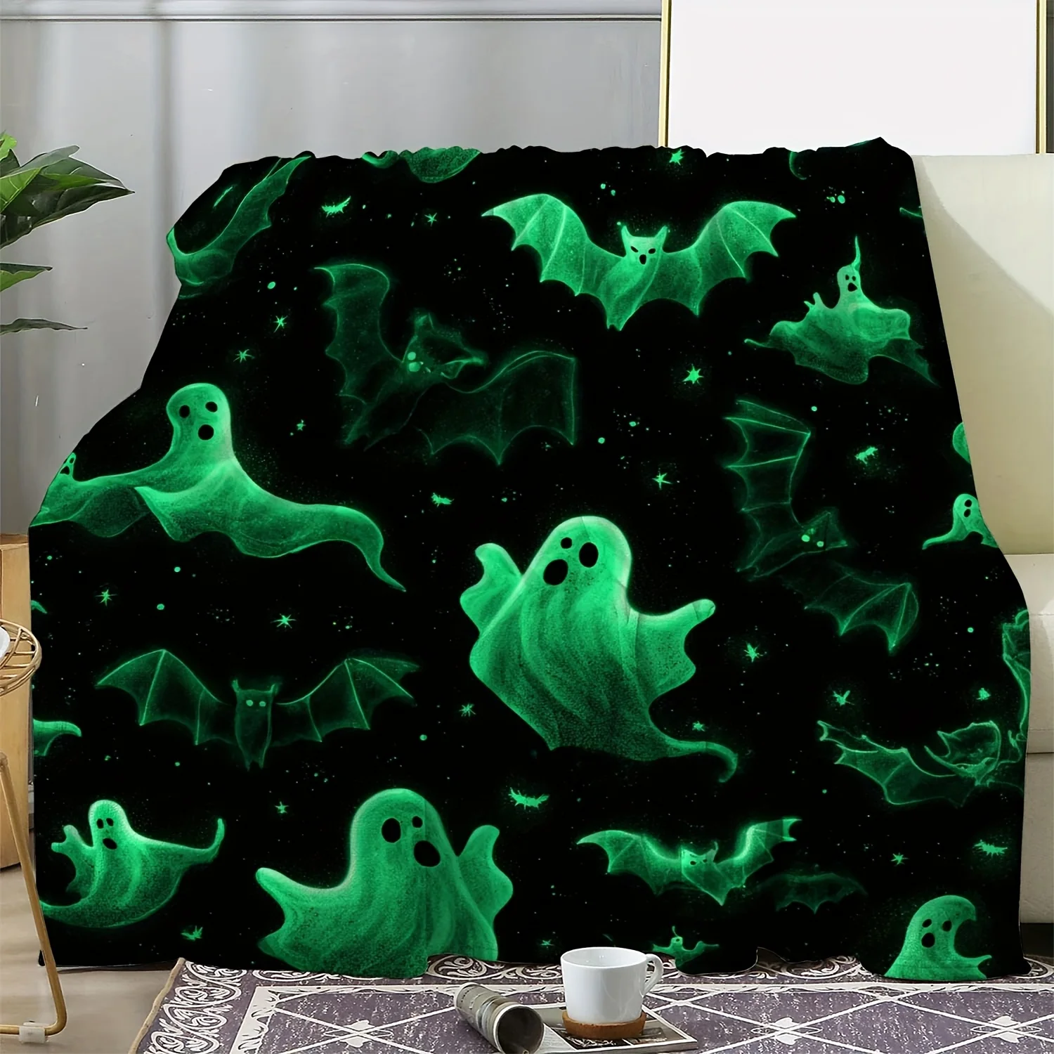 1pc of Flannel Blanket, Glow-In-The-Dark Ghost Bat Halloween Themed Printed Blanket, Warm, Comfortable, And Soft, Suitable for S