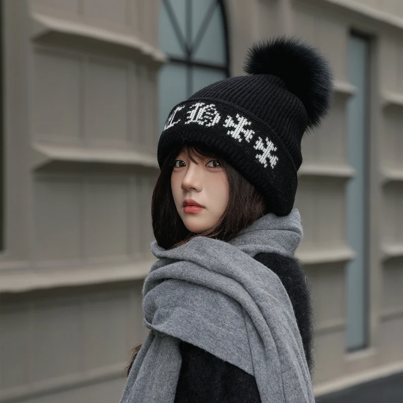 2024 AutumnWinter Wool Knitted Urine Cap Fashion Women's True Fox Hairball Casual Hat Outdoor Hip Hop Trend