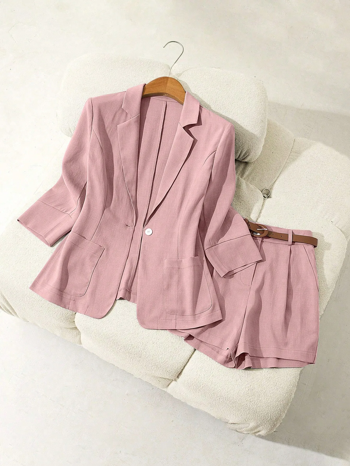 여성용 연한 파란색 노치드 칼라 블레이저와 벨트가 있는 반바지 투피스 정장 세트