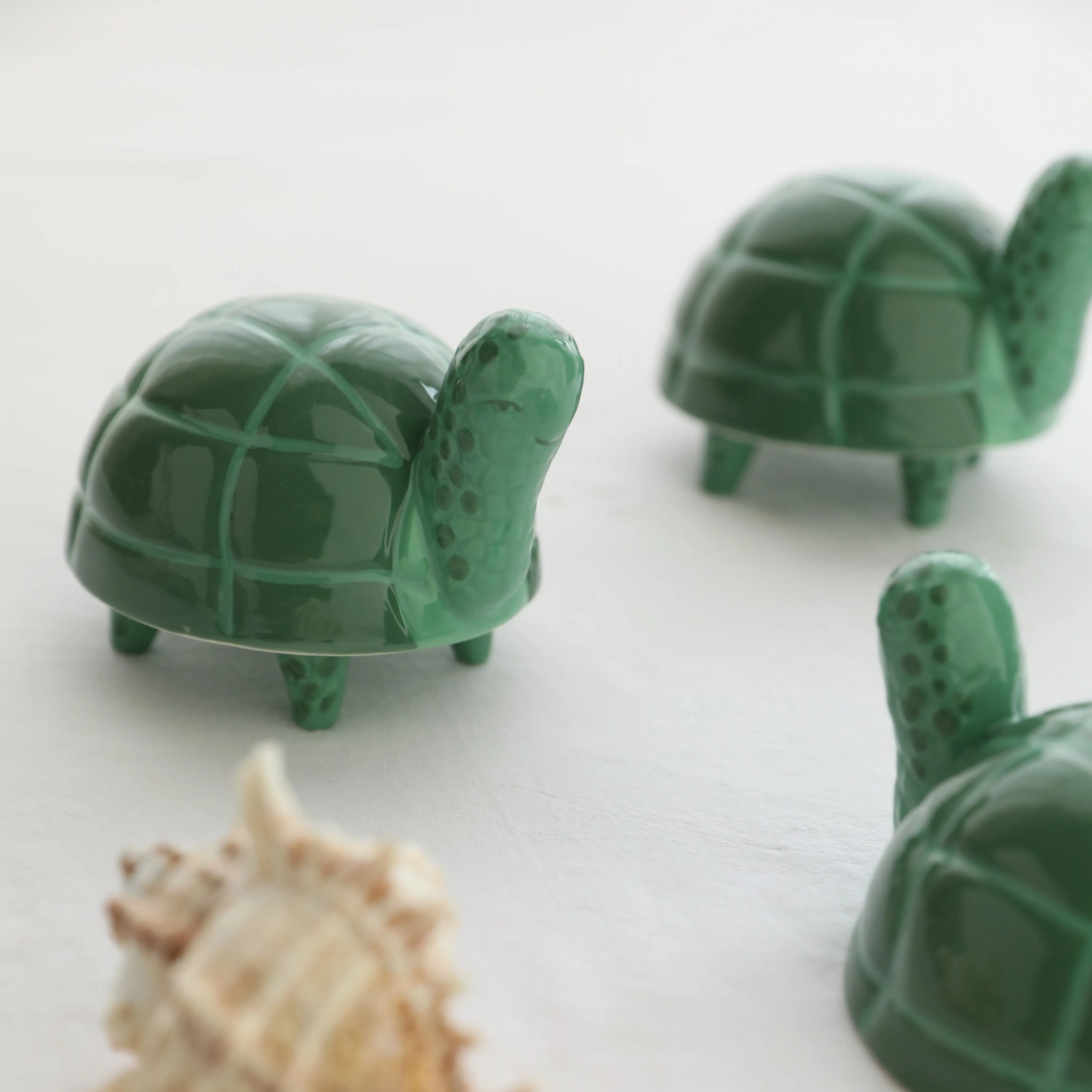 Hand Drawn Ceramic Turtle Ornament Jewelry Box With Lid Dessert Tray Living Room Decoration Turtle Shell can be Opened