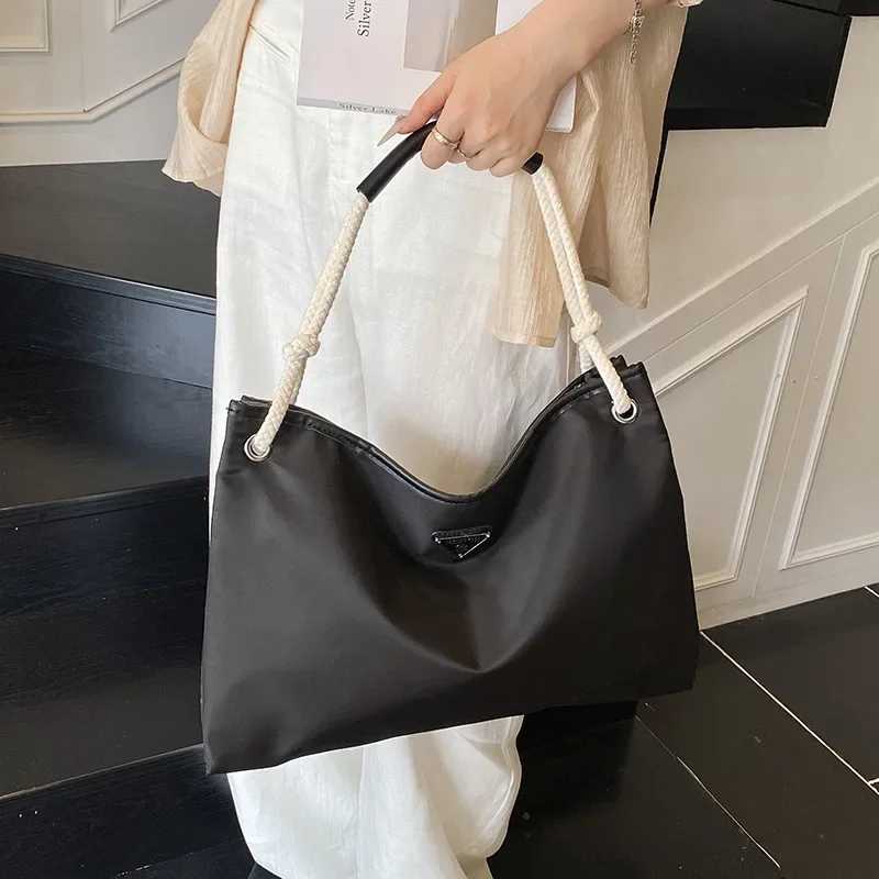 

2025 European American Fashion Tote Bag Large Capacity Versatile Niche Shoulder Handbag