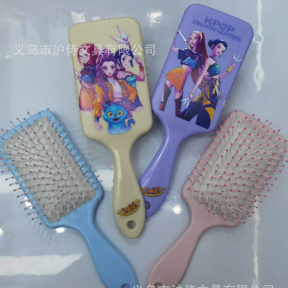 لمشط وسادة هوائية تحت عنوان K-pop، ومشط تصفيف الشعر المبتكر بشخصية لو، ومشط تدليك محمول للفتيات المبدعين